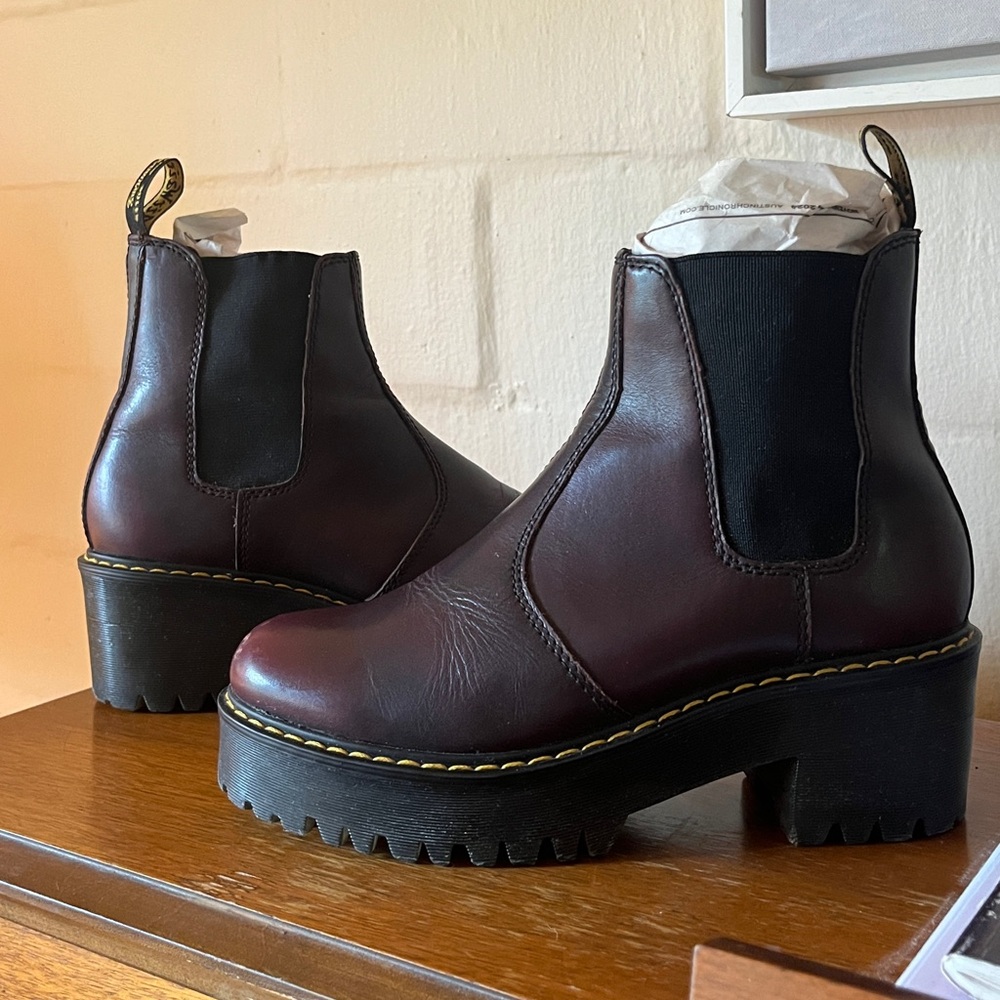Dr. Martens Rometty Leather Chelsea Boot in Burgundy sz 7